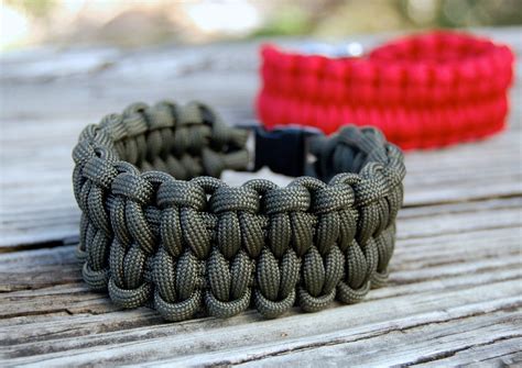 how do you make a bracelet out of paracord